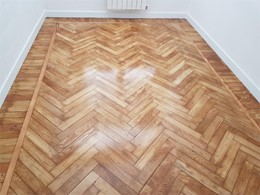 Acuchillado y barnizado parquet castaño espiga