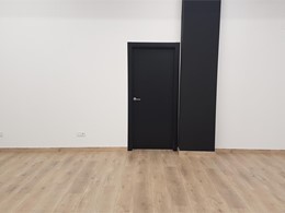 Pavimento laminado, Puertas lacadas negro