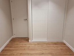Pavimento laminado XL, puertas lacadas