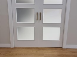 Puerta doble vidriera lacada, pavimento laminado