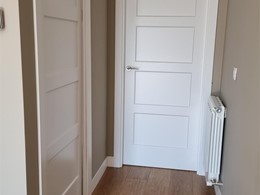 Puerta lacada, pavimento laminado