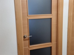 Puerta vidriera haya