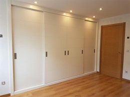 Puertas roble, pavimento laminado