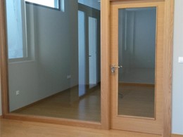 Puertas y estructura roble local comercial